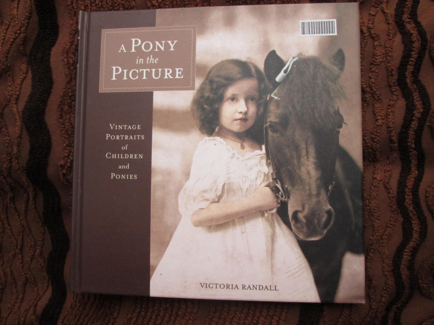 Randall , Victoria - A PONY IN THE PICTURE ; vintage portraits of children and ponies