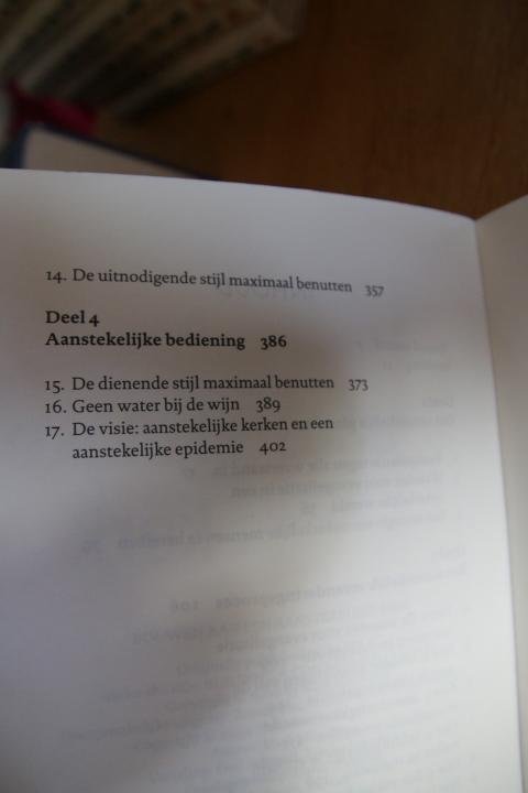 Mittelberg, Mark, Hybels, Bill - Bouwen aan een aanstekelijke kerk. Mensen bij Jezus brengen zonder zijn woorden af te zwakken