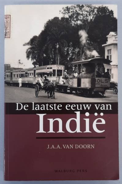 DOORN, J.A.A. VAN. - De laatste eeuw van Indië. Ontwikkeling en ondergang van een koloniaal project.