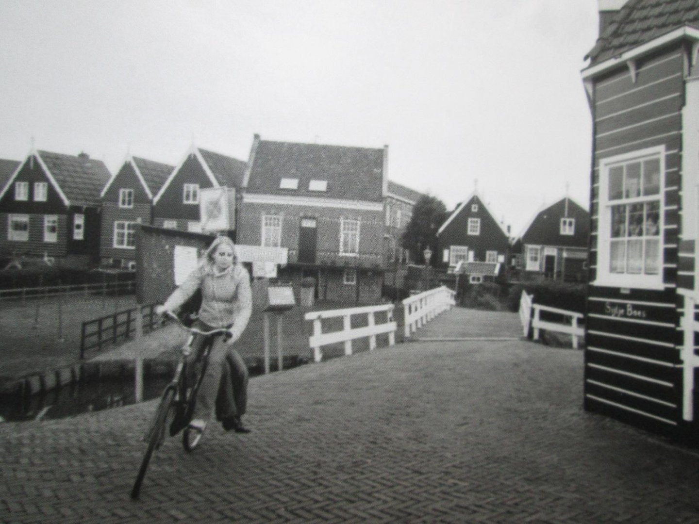 Justina Han - Black and White   (fotoboek zw/w)