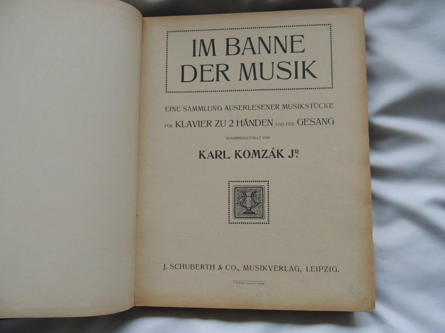 Komzak Karl Jr. -  Karel Komzák - Im Banne der Musik - eine sammlung auserlesener musikstücke für Klavier zu 2 händen und für Gesang.