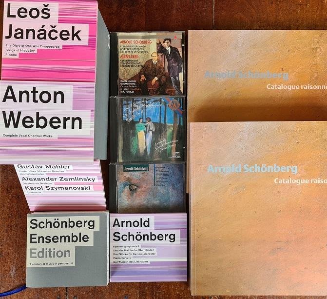SCHÖNBERG, Arnold - Arnold Schönberg: Collection. 2 volumes Catalogue Raisonné in cassette / Schönberg Ensemble 25 cd's with booklet in cassette / 3 cd's - Verklärte Nacht, OP. 4, Suite, OP. 29 - Kammersymphonie, OP. 9 - Drei Stücke für Kammerorchester.