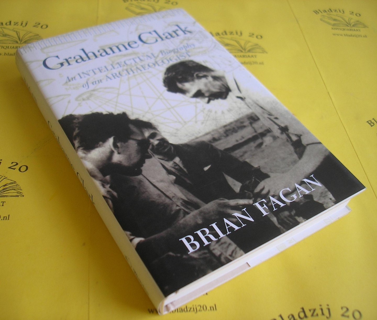 Fagan, Brian. - Grahame Clark. An intellectual biography of an archaeologist.