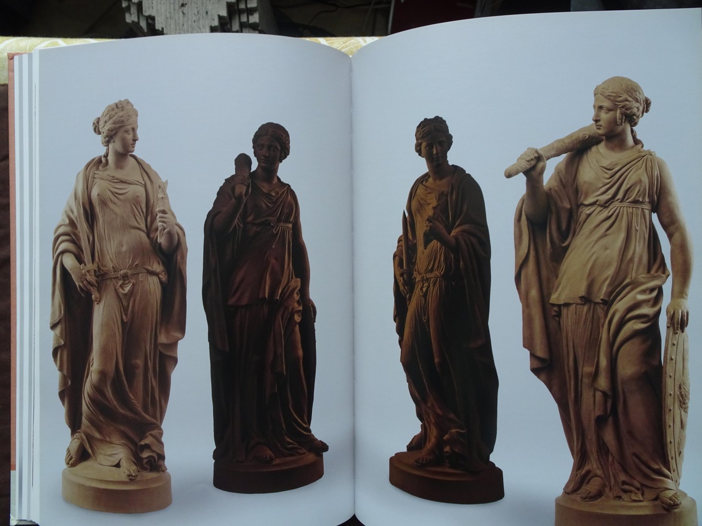 Castri, Serenella (ed.) - THE SPARKLING SOUL OF TERRACOTTA Exhibition project devised from an idea of Roberto R. Caiati and Giorgio Gallo
