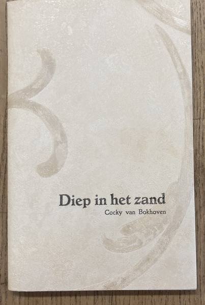 BOKHOVEN, COCKY VAN. - Diep in het zand.
