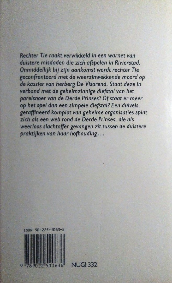 Gulik , Robert van . [ isbn 9789022510636 ] 0525 - Halssnoer  en  Kalebas  . ( Een rechter  Tie  mysterie . ) Rechter Tie raakt verwikkeld in een warnet van duistere misdaden die zich afspelen in Rivierstad. Onmiddellijk bij zijn aankomst wordt rechter Tie geconfronteerd met de weerzinwekkende -