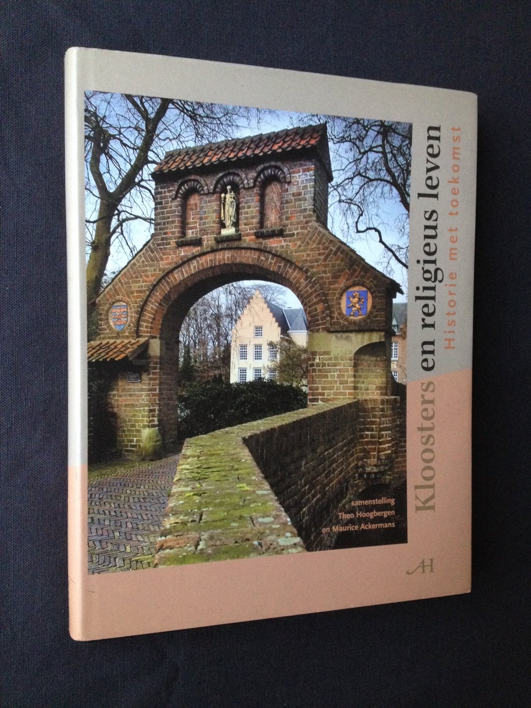 Ackermans, Maurice / Hoogbergen, Theo (samenstelling) - Kloosters en religieus leven. Historie met toekomst.