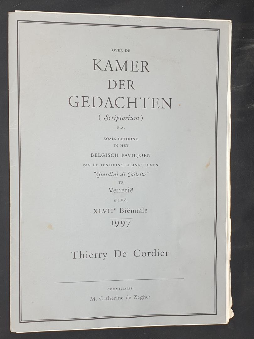 De Cordier, Thierry - Over de Kamer der Gedachten (Scriptorium) e.a. zoals getoond in het Belgisch Paviljoen van de tentoonstellingstuinen 'Giardini di Castello' te Venetië n.a.v.d. XLVIIe Biënnale