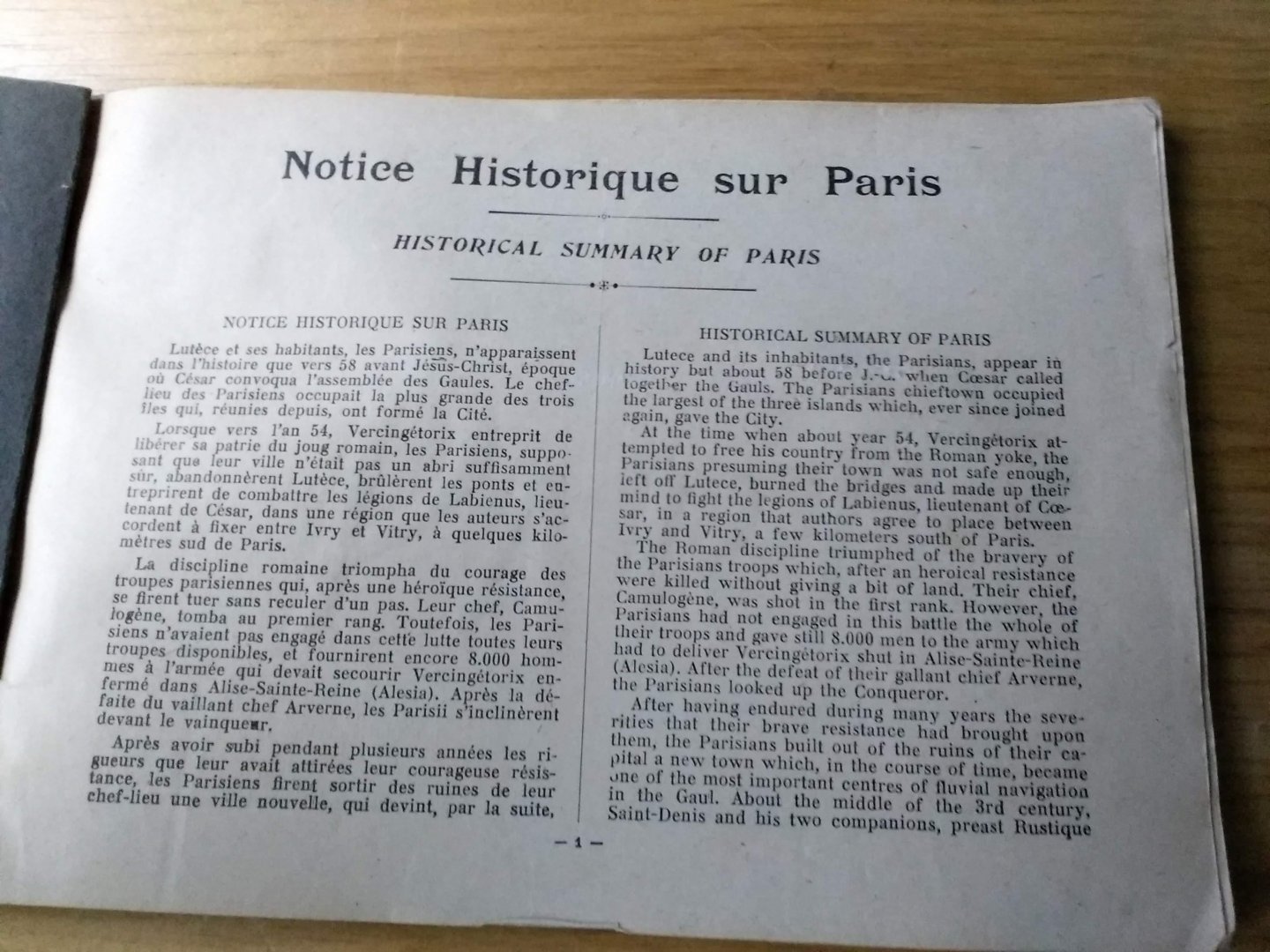  - Notice Historique sur Paris / Historical summary of Paris (fotoboek in zwart-wit met Franse en Engelse geschiedkundige inleiding); Anciens etablissements; 16 grote prenten uit de jaren rond 1925