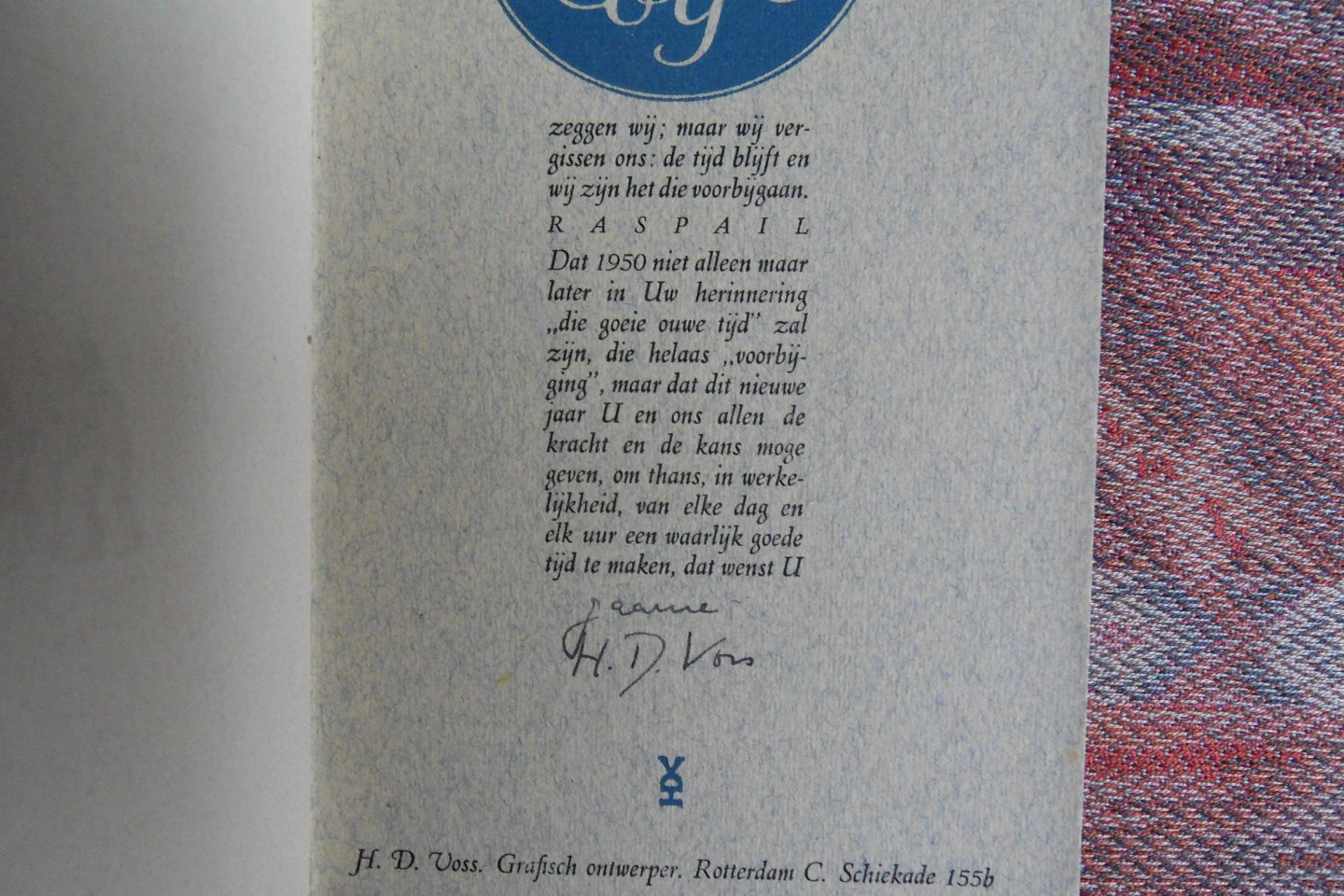 Voss, H.D. [ Gesigneerd ]. - De Tijd gaat voorbij.  [ Persoonlijke Nieuwjaarswens van de grafische kunstenaar H.D. Voss].