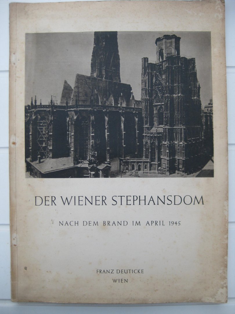 Macku, Anton und Chmel, Lucca - Der Wiener Stephansdom nach dem Brand im April 1945.
