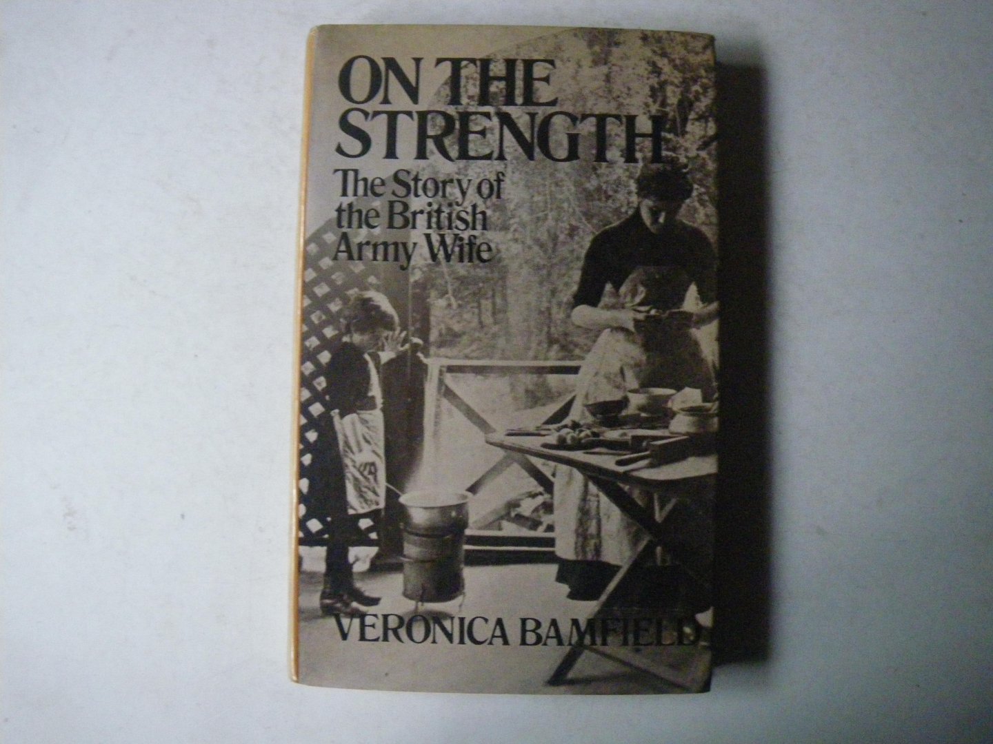 Veronica Bamfield - On the Strength: Story of the British Army Wife