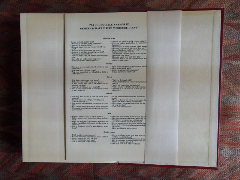 Nap, dr. A.; Weijel, dr. J.A.; e.a.; Mater, A.G. (voorwoord). - Validiteitsonderzoek. --- 1e dr., 1970. In rood kunstleer geb. met gouden belett. Boek in nieuwst. Geen naam ingeschr. en geen onderstrepingen. Met stofomslag (paar kleine imperfekties). Incl. de bijgev. Psychosociale Anamnese van de GMD. 440 pp