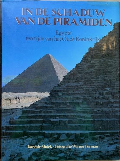 Malek, Jaromir - IN DE SCHADUW VAN DE PIRAMIDEN. Egypte ten tijde van het oude Koninkrijk.