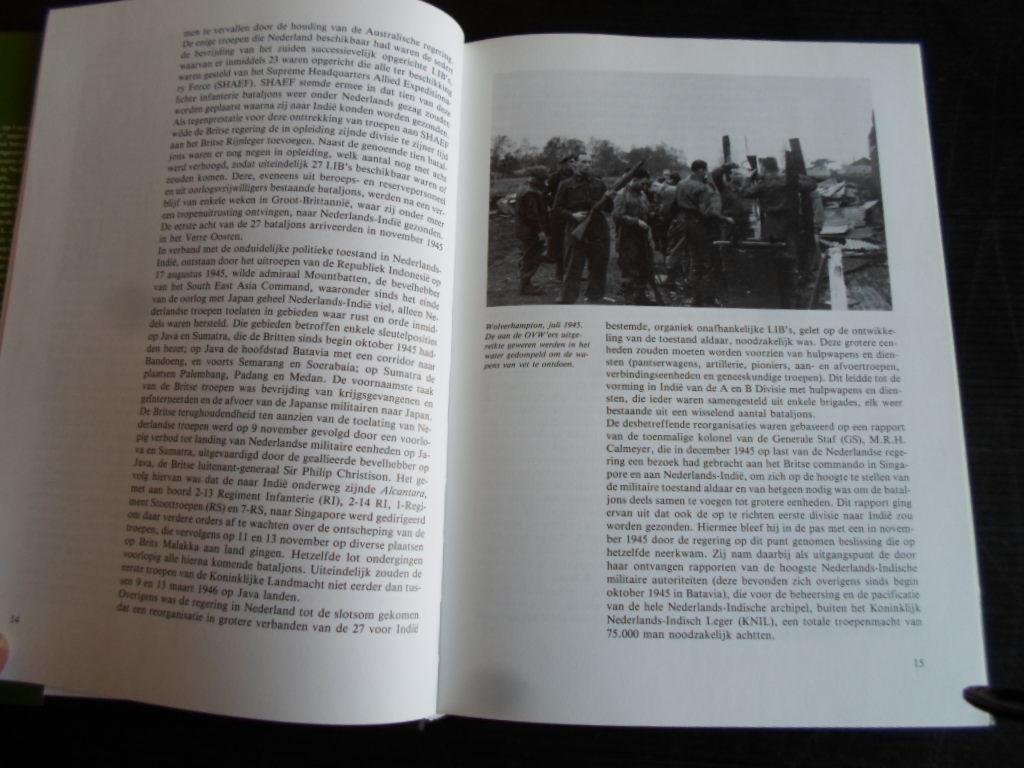 Schulten, Dr.C.M.& Drs.H.L.Zwitser, Drs.J.Hoffenaar, redactie - Gedenkboek 1 Divisie ‘7 December’ 1946-1986