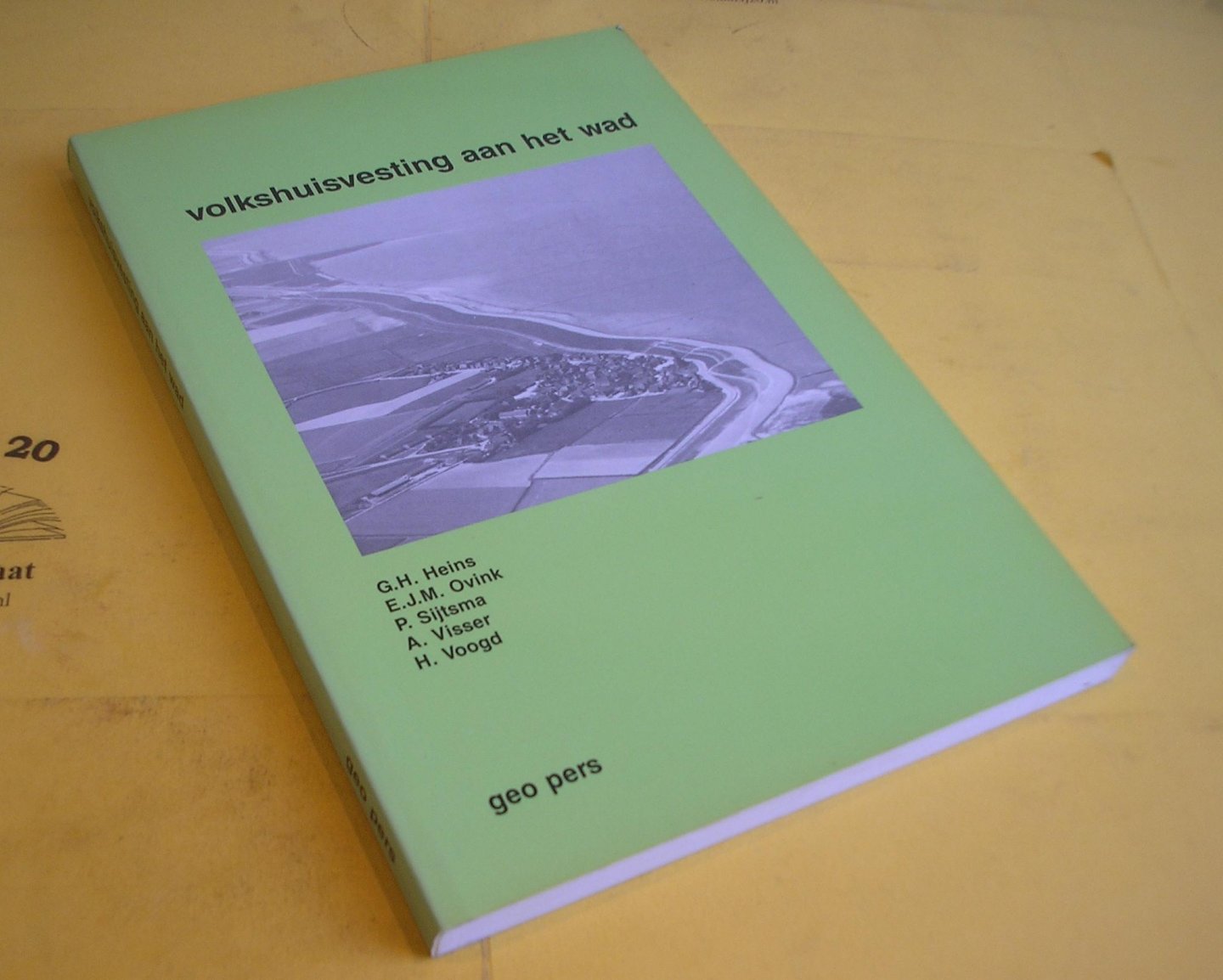 Heins, G.H. e.a. - Volkshuisvesting aan het Wad. Een onderzoek naar de volkshuisvestingssituatie in het noorden van Friesland.