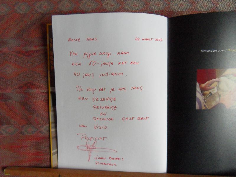 Boxmeer, Adrie (tekst). [ Op binnenzijde schutblad een GESIGNEERDE opdracht van de directeur van Visio].; Janssen, Bert. - Met andere ogen. / Through different eyes. --- 1e druk, 2005. Geb. in fraaie geillustreerde band en compleet met de bijbehorende CD met daarop alle interwiews die aan het boek ten grondslag lagen. In praktisch nieuwstaat. 144 pp. Ned/Eng.