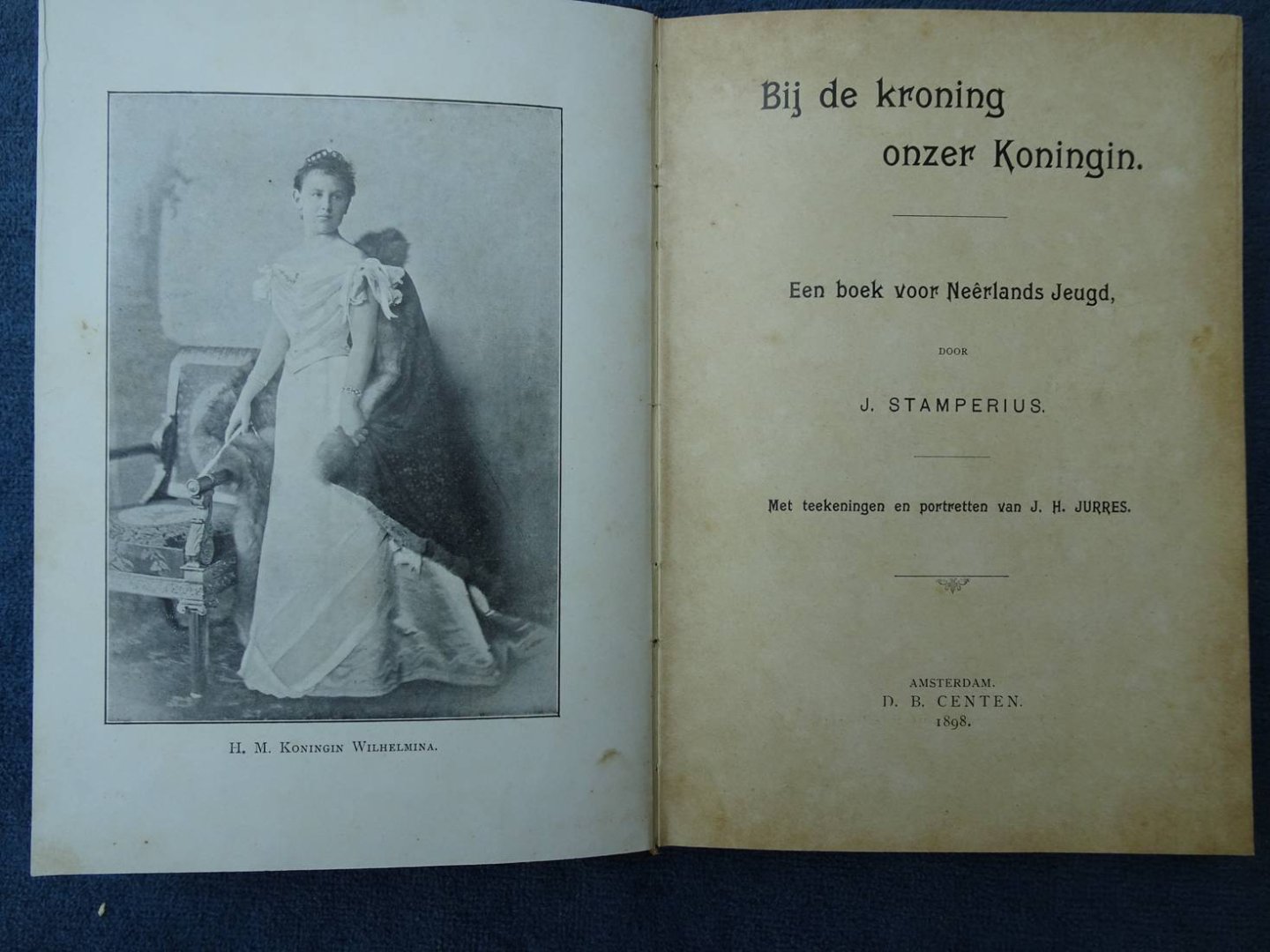 Stamperius, J.. - Bij de kroning onzer Koningin. Een boek voor Neêrlands jeugd.