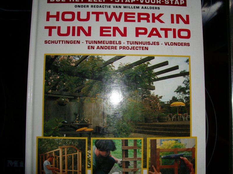 Lawrence, Mike - Houtwerk in tuin en patio. Schuttingen, tuinmeubels, tuinhuisjes, vlonders en andere projecten