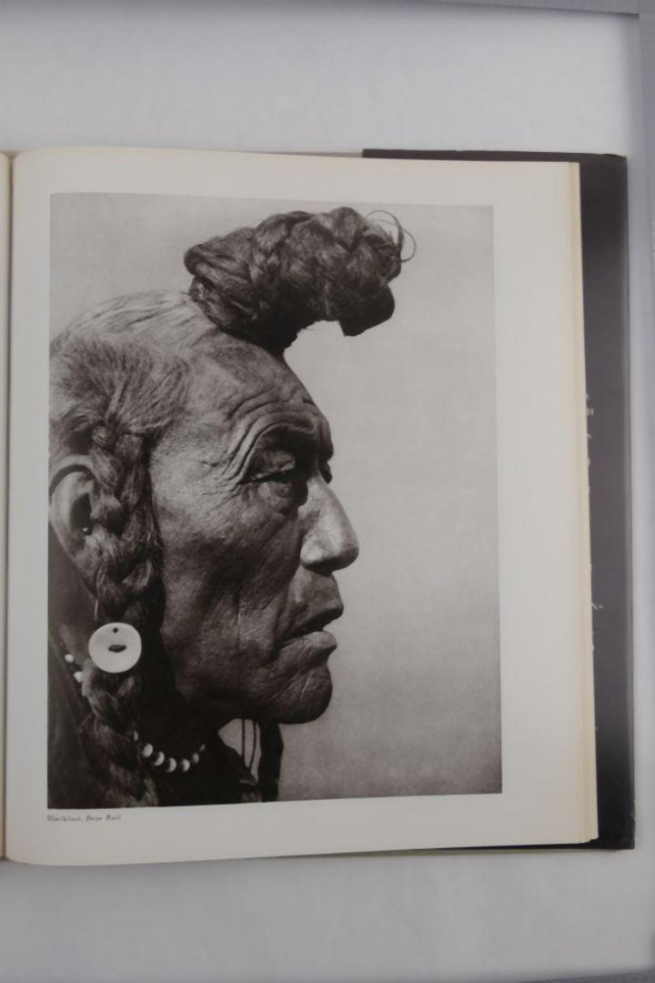 Curtis, Edward S. - The North American Indians. A selection of photographs by Edward S. Curtis. (4 foto's)
