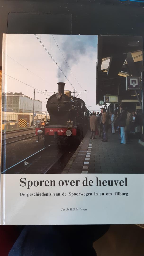 Veen, Jacob H.S.M. - Sporen over de heuvel. De geschiedenis van de Spoorwegen in en om Tilburg.