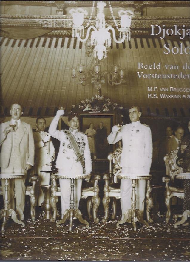 BRUGGEN, M.P. van, R.S. WASSING - Djokja Solo. Beeld van de Vorstensteden. Met bijdragen van B.B. Hering, C.A. Heshusius, R.P.G.A. Voskuil.