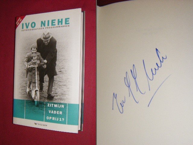 Ivo Niehe - Zit mijn vader op rij 1?, Autobiografisch programmaboek [Gesigneerd, inclusief dvd en cd]