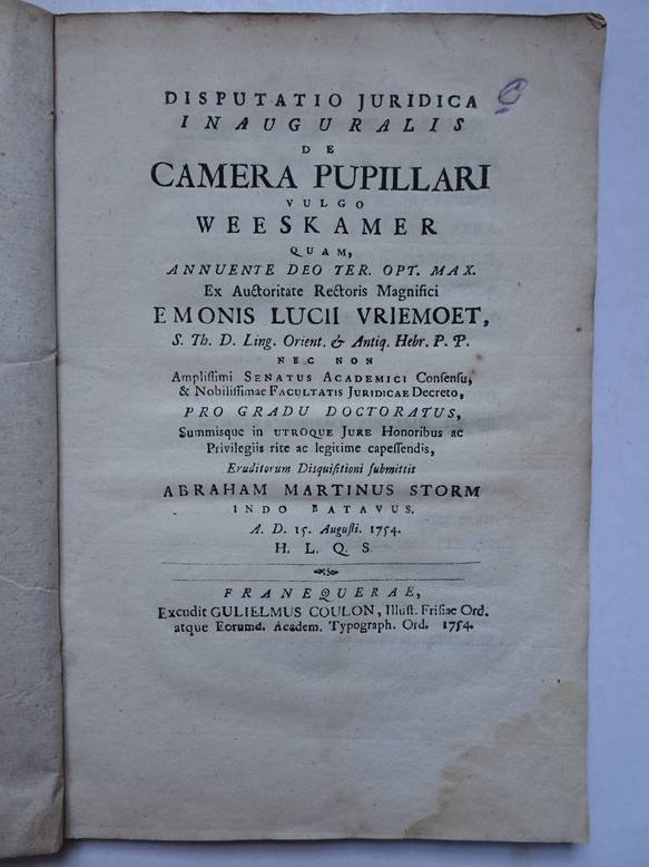 Storm, Abraham Martinus. - Disputatio juridica inauguralis de camera pupillari vulgo weeskamer quam, annuente deo ter. opt. max. ex auctoritate rectoris magnifici Emonis Lucii Vriemoet, nec non ampliffimi senatus academici consensu. & nobiliffimae facultatis juridicae d...