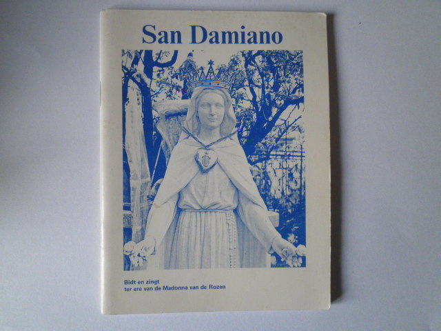  - San Damiano  Bidt en zingt ter ere van de Madonna van de Rozen