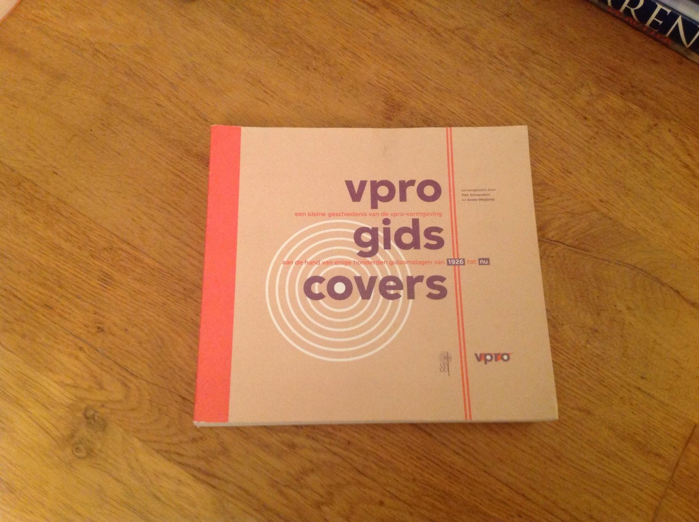 Looijestijn, Elja, Bracht, Maarten van - VPRO boek VPRO Gids covers / een kleine geschiedenis van de VPRO-vormgeving aan de hand van honderden gidsomslagen van 1926 tot nu