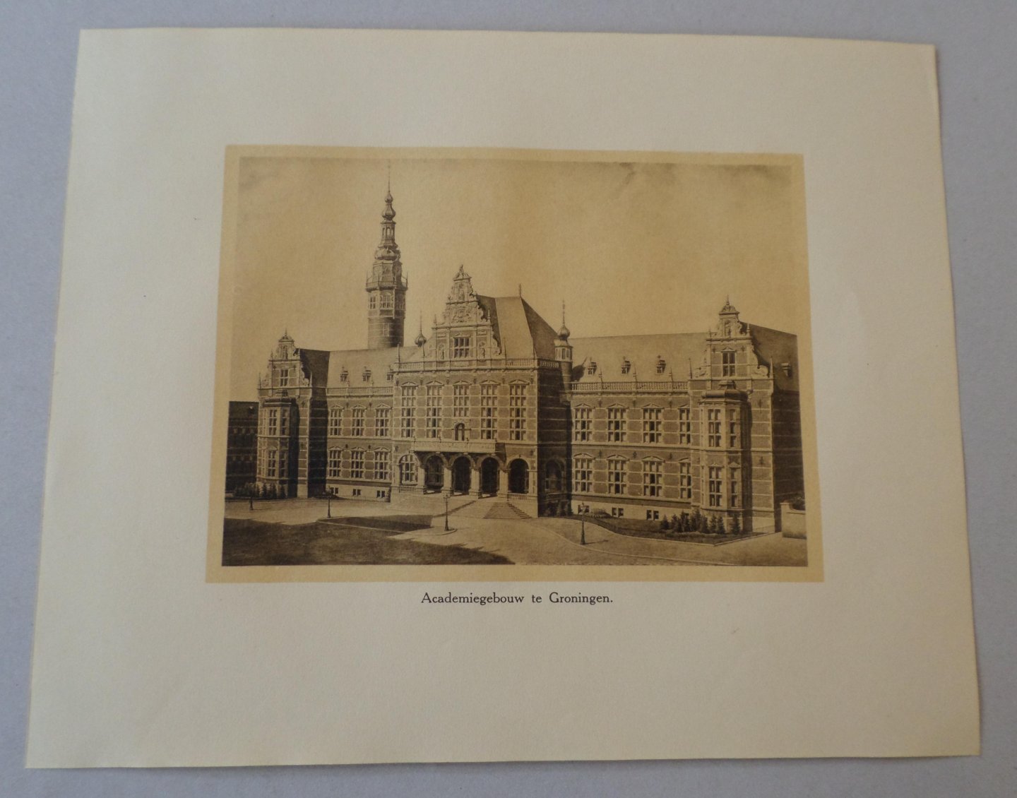 [1009] Academiegebouw te Groningen. - Afbeelding Academiegebouw te Groningen [universiteit].