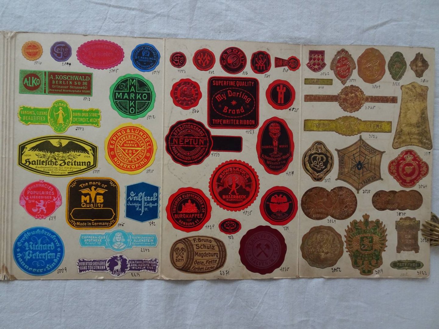 N.n.. - Sluitzegels. Zes-delige opvouwbare map met ca. 100 sluitzegels.