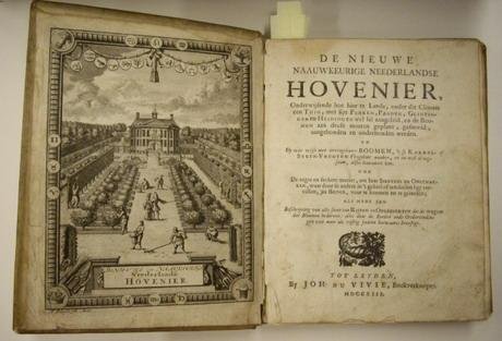VIVIE, JOH: DU [BOEKVERKOOPER]. - De Nieuwe en naauwkeurige Neederlandse hovenier, Onderwijsende hoe hier te Lande, onder dit Climaat een Tuin, met sijn Parken, Paaden, Glintingen en Heiningen wel sal aangeleid, en de Boomen aan deese moeten geplant, gesnoeid, aangebonden en o...