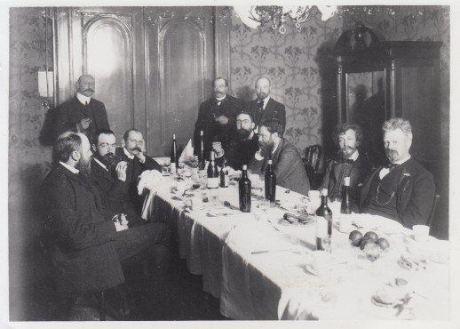 Coenen, Frans - Foto van diner, met o.a. Coenen, Hein Boeken, Karel v.d. Woestijne.