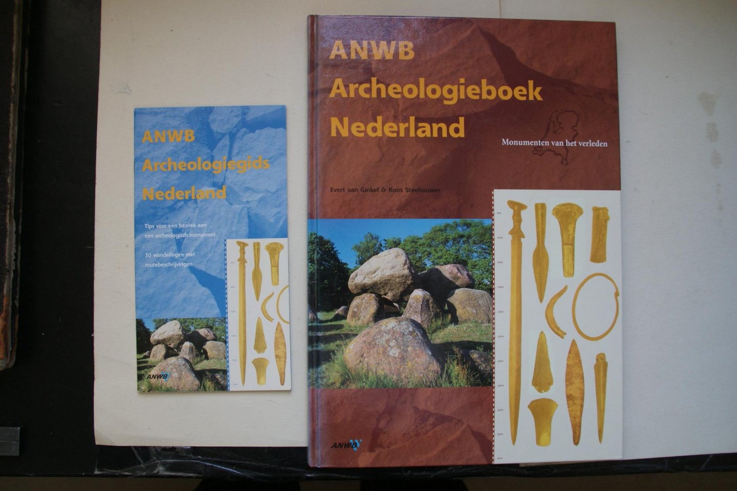 Evert van Ginkel  ; Steehouwer, Koos - ANWB  Archeologieboek Nederland  compleet met Boekje waarin 30 wandelingen staan met routebeschrijvingen