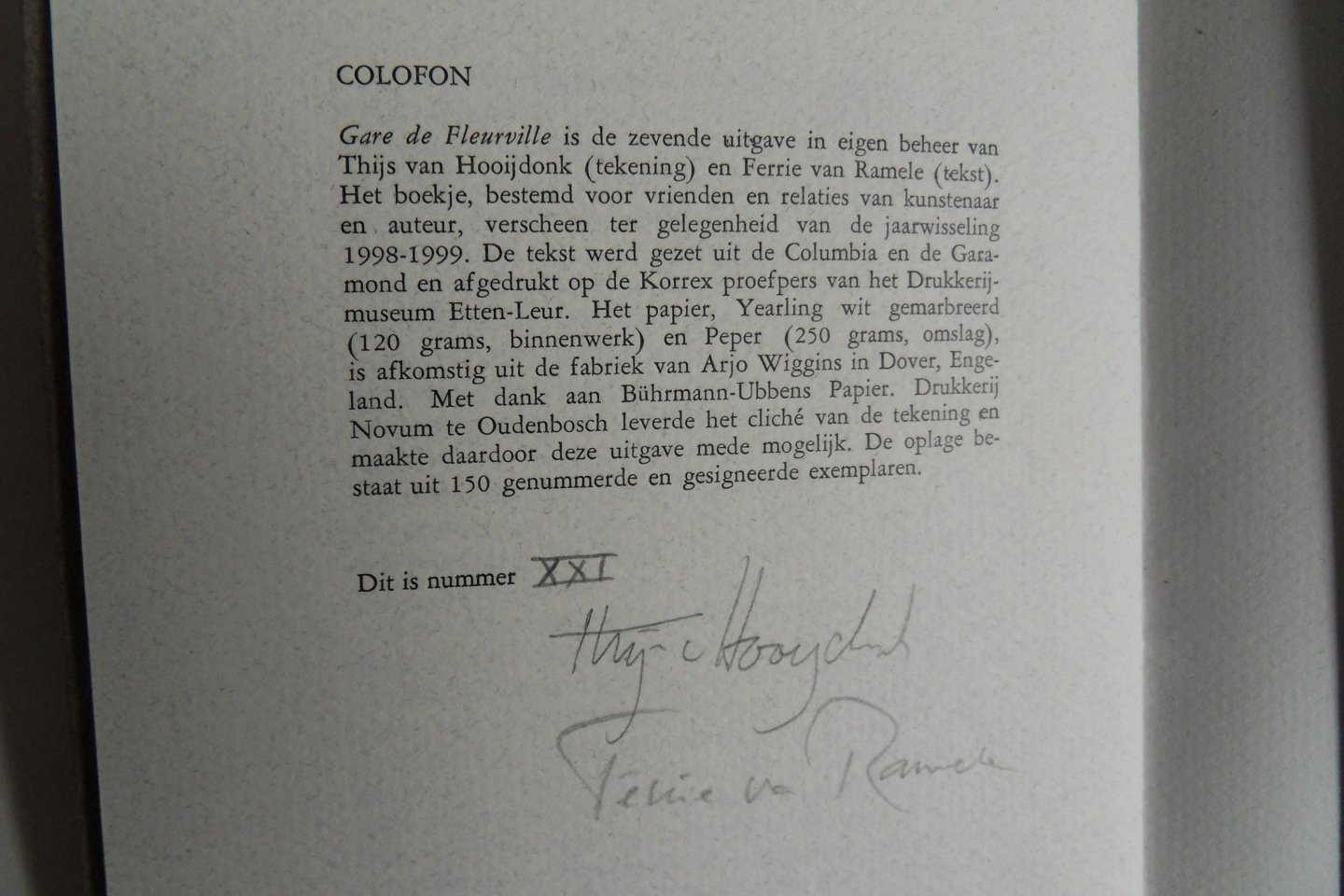 Ramele, Ferrie van (tekst); Hooijdonk, Thijs van (tekening). [ GESIGNEERD door auteur en kunstenaar ]. - Gare de Fleurville. [ Genummerd ex. XXI / CL ].