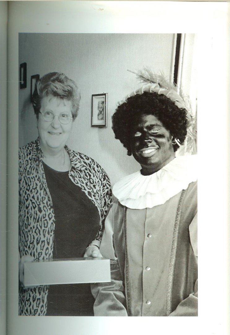 Hamers Koert Directie Vesteda, en FFP fotografen Drukwerkbegeleiding Dijkstra & de Bresser - Bekende gezichten de Meanderflats aan de Kruiskampsngel te `s-Hertogenbosch fotoboek van alle bewoners Sinterklaas en Piet presentje