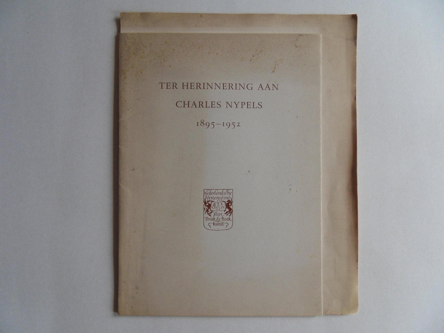 Technisch Tijdschrift Grafische Industrie (overgenomen uit). - Ter herinnering aan Charles Nypels. + In Memoriam Charles Nypels Meester-Drukker [ Genummerd exemplaar 16 / 100 en gesigneerd door de tekenaar Karel Thole ].