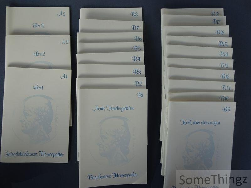 Groenestijn, Frits. - Introduktiekursus Homeopathie (deel A1 t.e.m. A3) en Basiskursus Homeopathie (deel B1 t.e.m. B18).