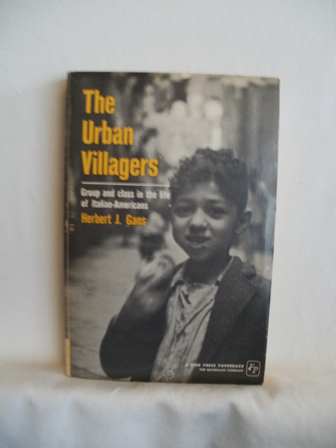 Gans, Herbert J.; Lindemann, Erich (foreword) - The Urban Villagers. Group and class in the life of Italian-Americans
