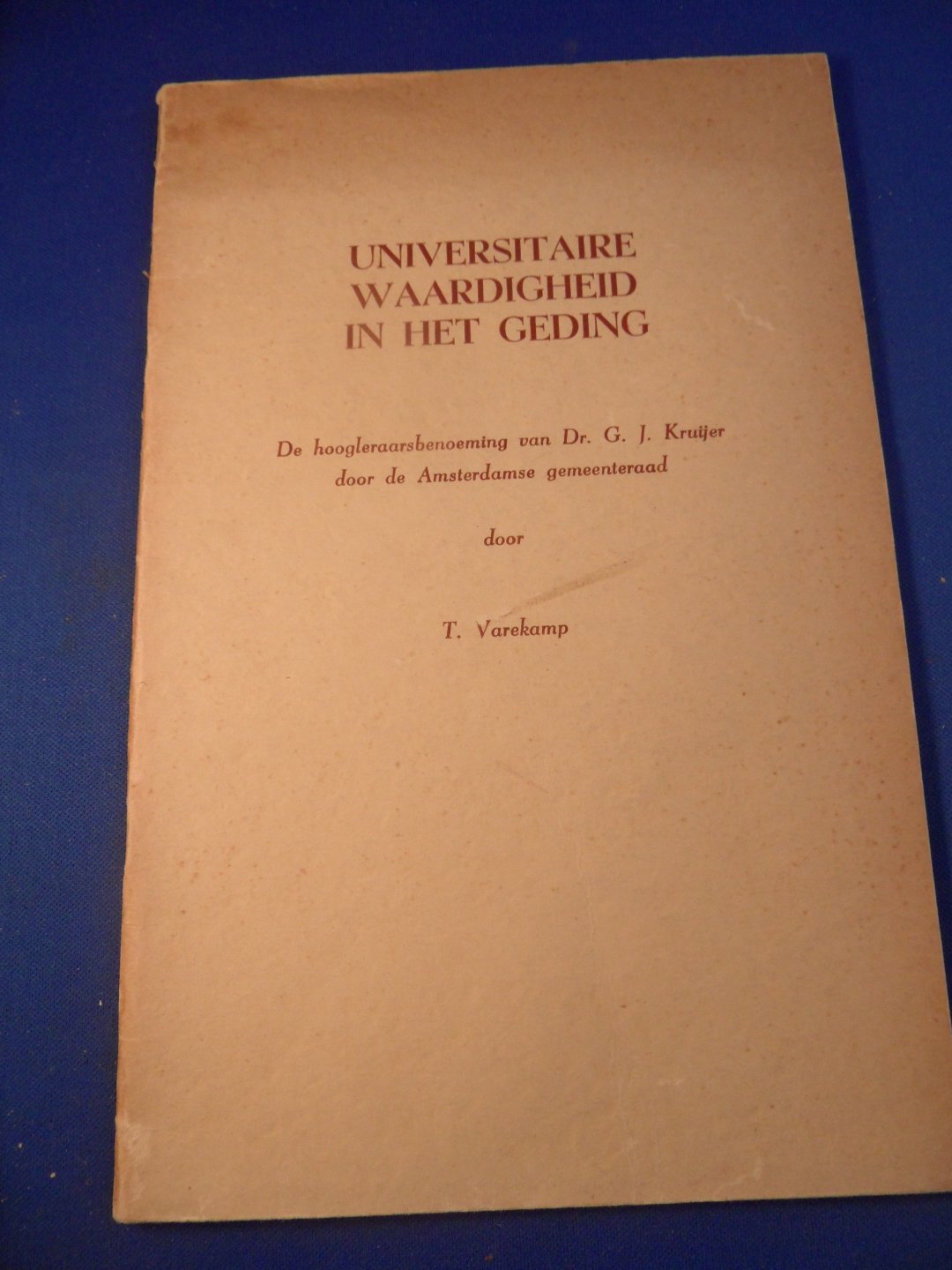 Varekamp, T. - Universitaire waardigheid in het geding. De hoogleraarsbenoeming van Dr. G.J. Kruijer door de Amsterdamse gemeenteraad.