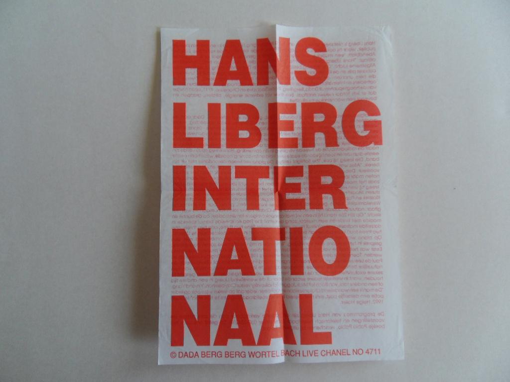 Haller, Helge (tekst). - Hans Liberg Internationaal. - Programmablad (tweezijdig bedrukt) van zijn show Dada Berg Berg Wortel Bach Live Chanel no. 4711.