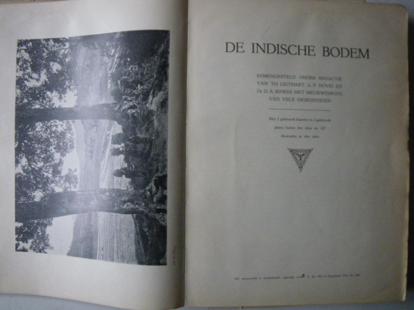 LIGTHART, TH. & IR. P. HOVING & DR. D.A. RINKES (REDACTIE). - De Indische Bodem. Met 2 gekleurde kaarten en 3 gekleurde platen buiten den tekst en 327 illustraties in den tekst