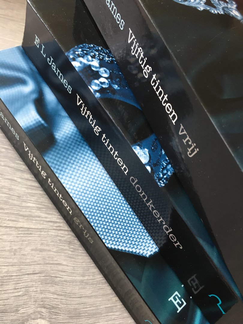 James, E.L. - Drie delen; Vijftig tinten vrij, grijs en Donkerder.