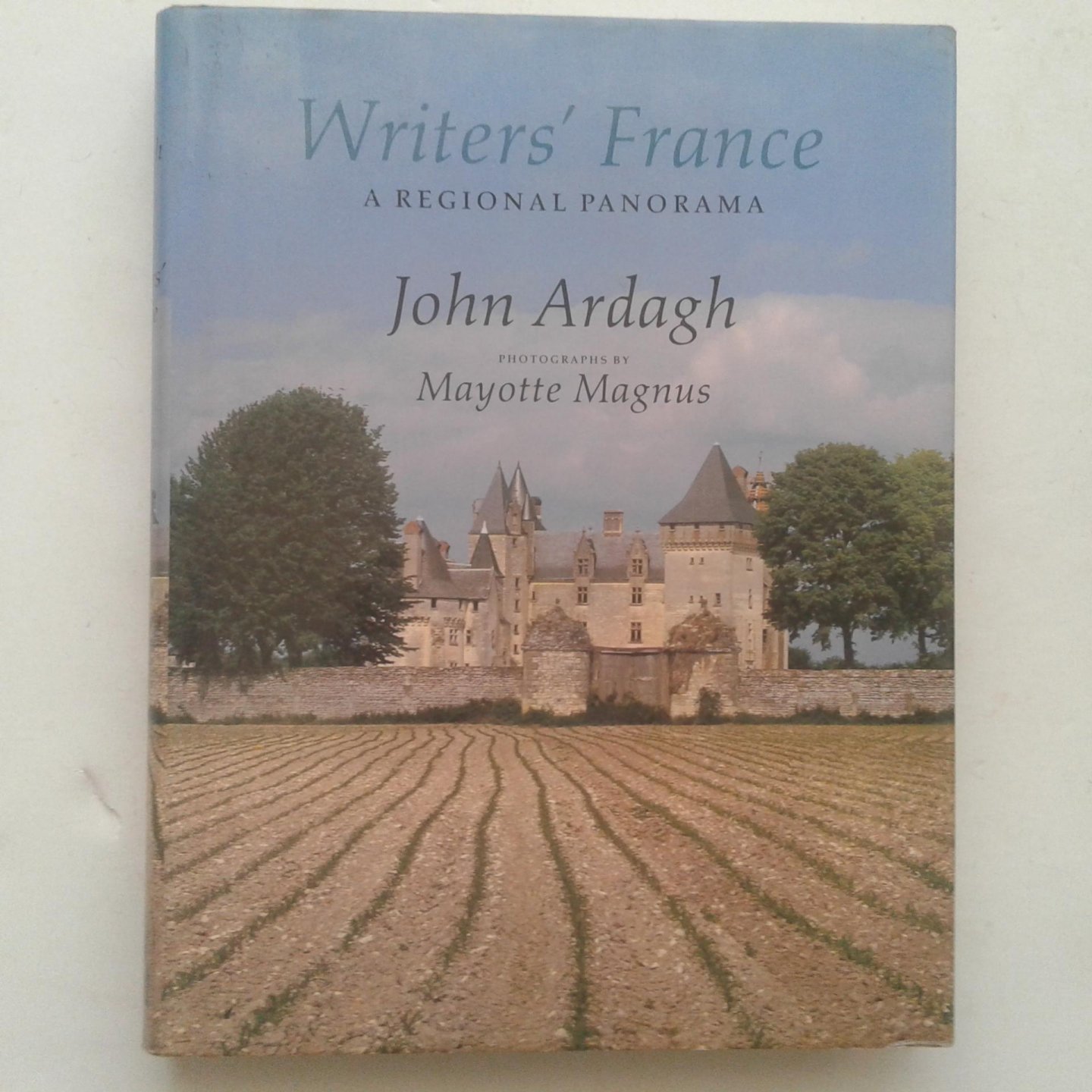 Ardagh, John ; Magnus, Mayotte (photographs) - Writers' France ; A Regional Panorama