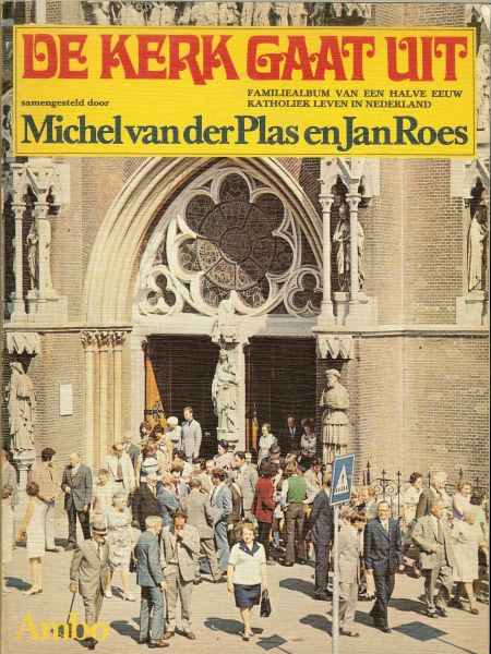 Plas, Michel van der en Jan Roes .. Omslagontwerp : Harm Meyer  Illustraties Johan van Eerd - De kerk gaat uit. Familiealbum van een halve eeuw katholiek leven in Nederland. van Kakschooltje tot Titus Brandsma