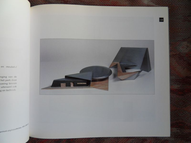 Veen, Klaas van der (interviews). [Editor: Marijke Pluimers ]. - Hogeschool voor de Kunsten Utrecht. - Eindexamen 1994. [ Van alle kunstenaars die dit jaar eindexamen hebben gedaan werd een werk afgebeeld].