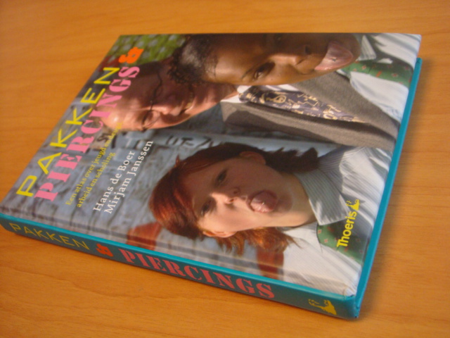 Boer, Hans de en Janssen, Mirjam - Pakken & piercings - Een atlas over jeugd en deugd, arbeid en scholing