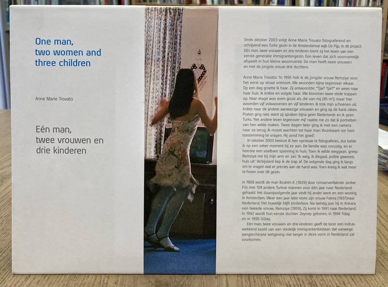 TROVATO, ANNE MARIE. - Een man, twee vrouwen en drie kinderen. One man, two women and three children.