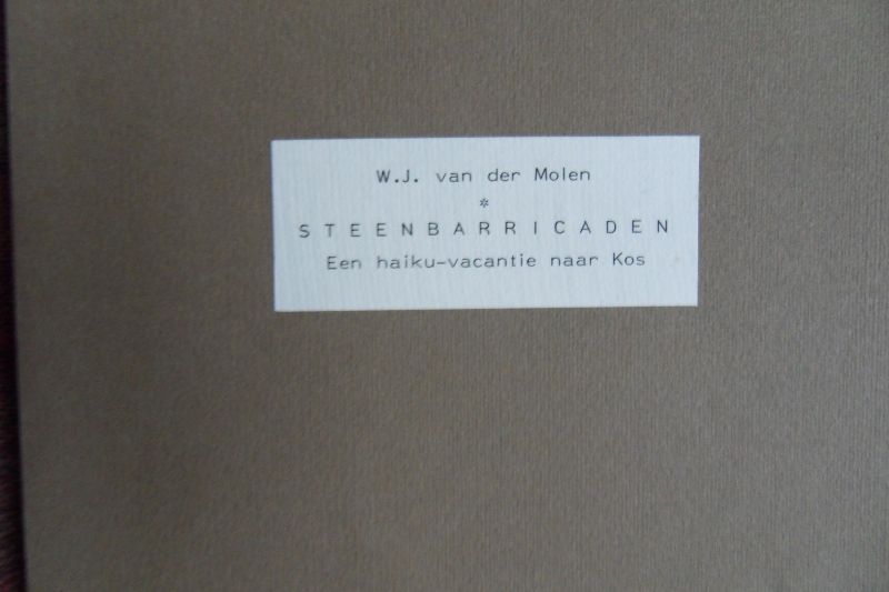 Molen, W.J. van der. - Steenbarricaden. - En haiku-vacantie naar Kos.  [ Genummerd ex. 20 / 20 ].